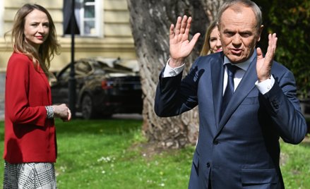 Minister pracy i polityki społecznej Agnieszka Dziemianowicz-Bąk i premier Donald Tusk