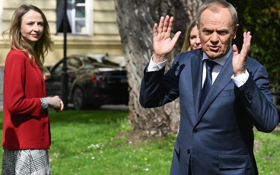 Minister pracy i polityki społecznej Agnieszka Dziemianowicz-Bąk i premier Donald Tusk