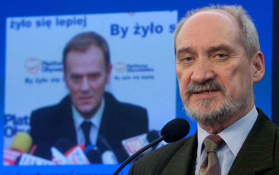 Antoni Macierewicz na konferencji prasowej w 2011 roku