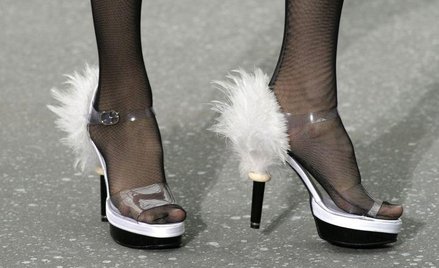 Modelka Chanel ze skrzydełkami