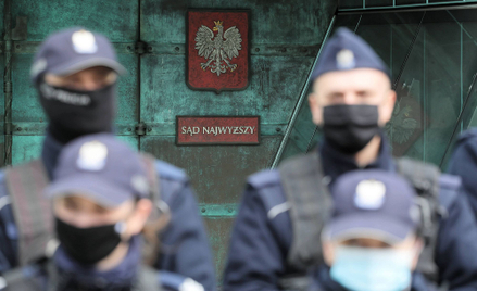 Funkcjonariusze policji przed siedzibą Sądu Najwyższego w Warszawie podczas jednej z rozpraw przed I
