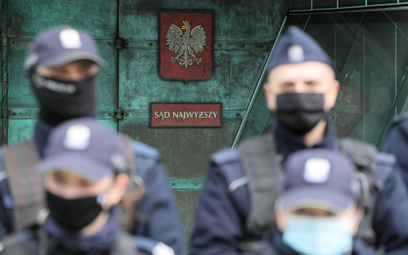 Funkcjonariusze policji przed siedzibą Sądu Najwyższego w Warszawie podczas jednej z rozpraw przed I
