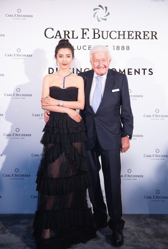 Jörg G. Bucherer w 2017 roku podczas otwarcia butiku marki Carl F. Bucherer w Hongkongu, razem z Li 