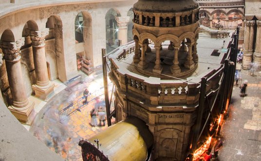 Anastasis – edykuła Grobu. Po bokach widoczne są stalowe rusztowania spinające budowlę