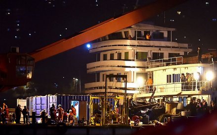 Operacja wydobywania wraku autobusu z rzeki Jangcy