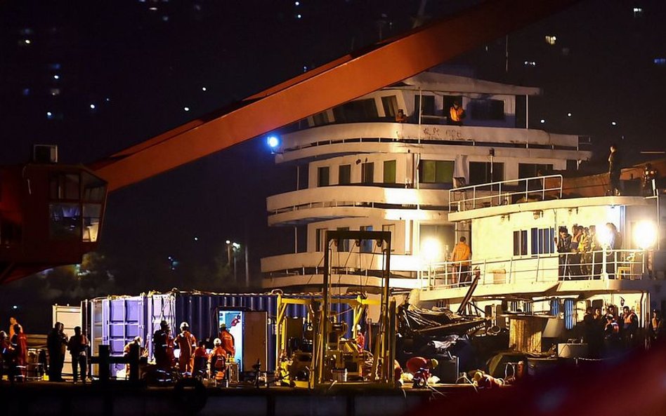 Operacja wydobywania wraku autobusu z rzeki Jangcy