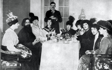 Rasputin (drugi z lewej) tak bardzo wkradł się w łaski rodziny cara Mikołaja II, że niemal monopoliz