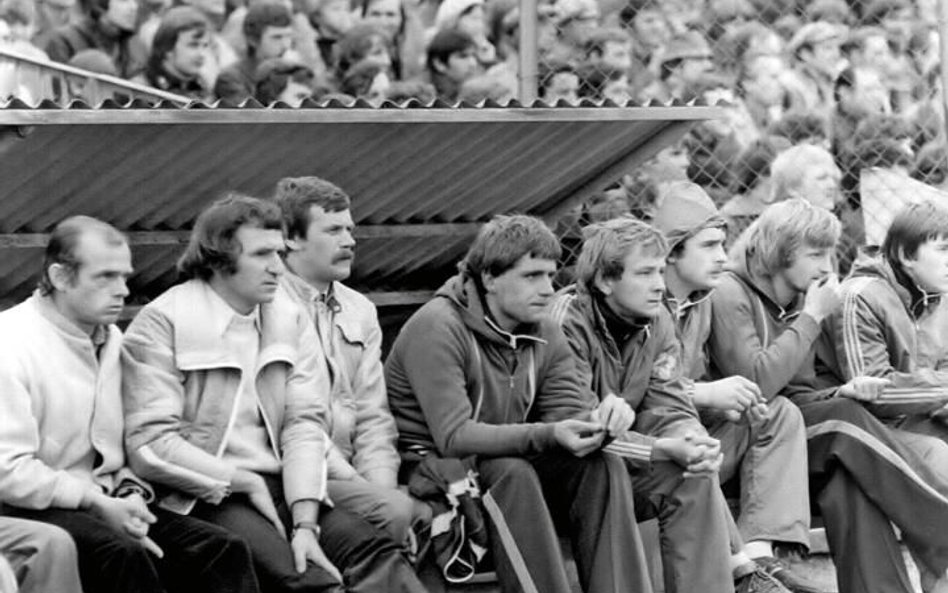 Tak w maju 1979 roku wyglądała ławka Odry Opole. Antoni Piechniczek drugi od lewej.