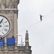 Estoński slackliner Jaan Roose podczas przejścia po linie z Pałacu Kultury i Nauki do Varso Tower w 