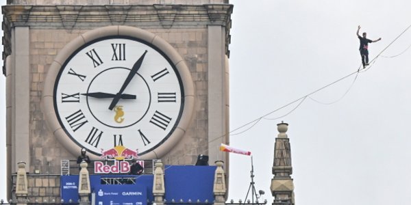 Jaan Rose przeszedł z Pałacu Kultury do Varso Tower po dwucentymetrowej linie