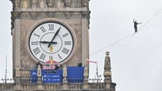 Estoński slackliner Jaan Roose podczas przejścia po linie z Pałacu Kultury i Nauki do Varso Tower w 