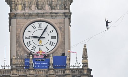 Estoński slackliner Jaan Roose podczas przejścia po linie z Pałacu Kultury i Nauki do Varso Tower w 