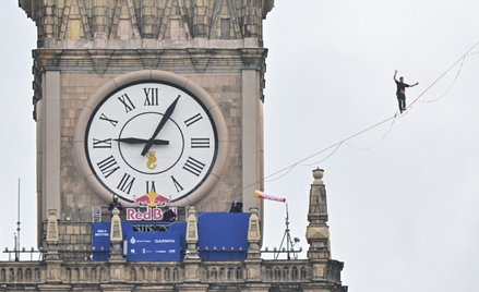 Estoński slackliner Jaan Roose podczas przejścia po linie z Pałacu Kultury i Nauki do Varso Tower w 