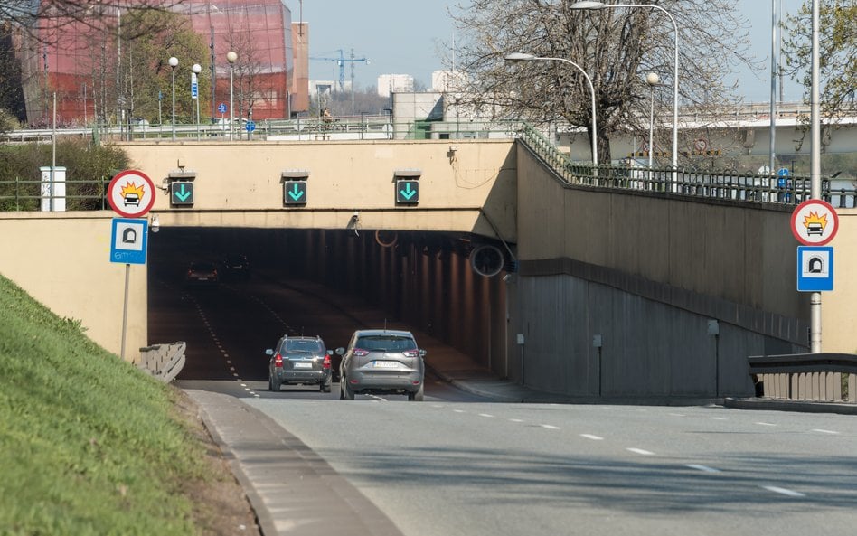 Miasto szuka rozwiązań na polepszenie komfortu pasażerów w tunelu Wisłostrady