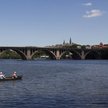 Organzacja Brand USA dostarczyła Expedii filmy przedstawiające m.in. rzekę Potomac, którą bohaterowi