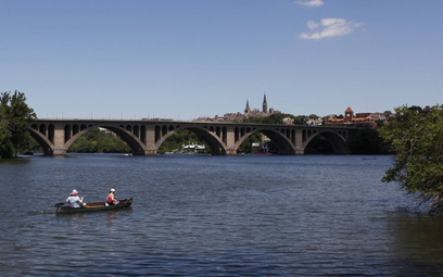 Organzacja Brand USA dostarczyła Expedii filmy przedstawiające m.in. rzekę Potomac, którą bohaterowi