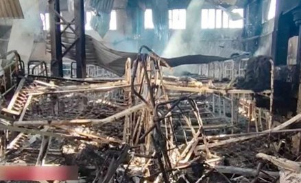 Wnętrze więzienia w Ołeniwce po tajemniczym ostrzale. Pomieszczenie jest wypalone, ale brak śladu wy