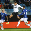 Piłkarz Legii Warszawa Steve Kapuadi i Kristian Eriksen z Molde FK podczas pierwszego meczu play off