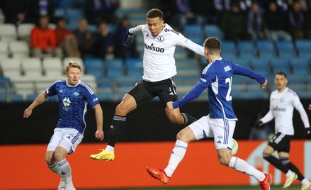 Piłkarz Legii Warszawa Steve Kapuadi i Kristian Eriksen z Molde FK podczas pierwszego meczu play off