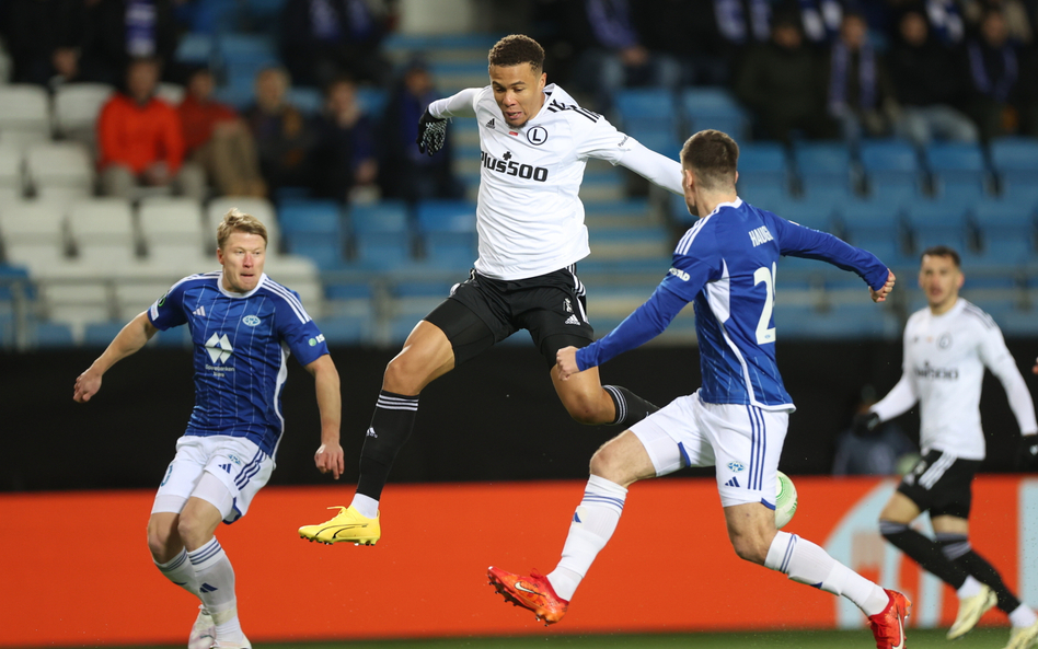 Piłkarz Legii Warszawa Steve Kapuadi i Kristian Eriksen z Molde FK podczas pierwszego meczu play off