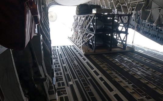 Cztery pociski manewrujące JASSM na palecie lotniczej w trakcie zrzutu z samolotu C-17 Globemaster I
