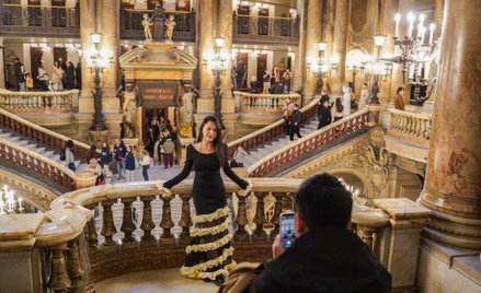 Turyści odwiedzają Palais Garnier między innymi ze względu na piękną klatkę schodową.