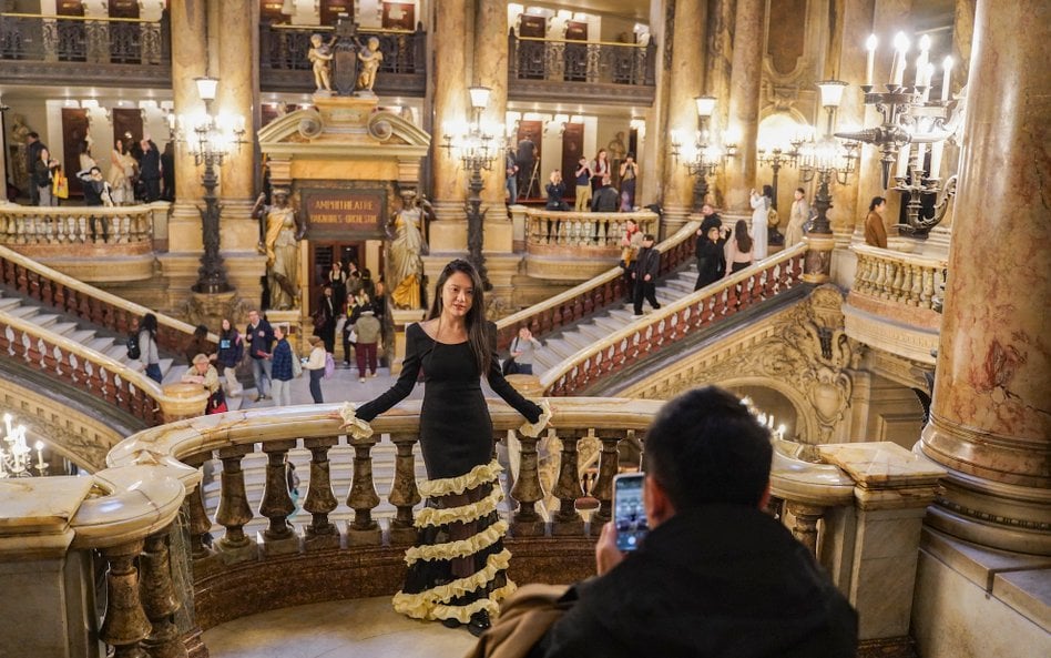 Turyści odwiedzają Palais Garnier między innymi ze względu na piękną klatkę schodową.