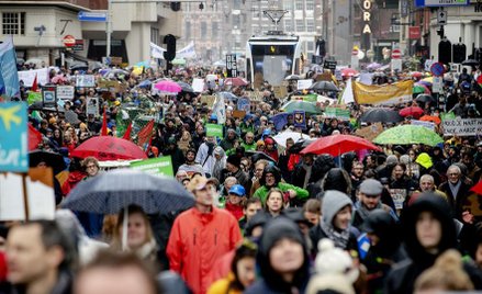 Amsterdam: Maszerowali w deszczu przeciwko zmianom klimatu