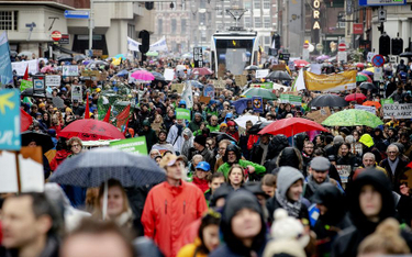Amsterdam: Maszerowali w deszczu przeciwko zmianom klimatu