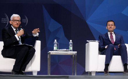 Były premier Jerzy Buzek (L) oraz wicepremier, minister rozwoju Mateusz Morawiecki (P) podczas Europ