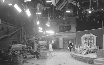 Warszawa 1969r. Widok studia podczas próby spektaklu teatru telewizji. W ciemnym kostiumie stoi Dani