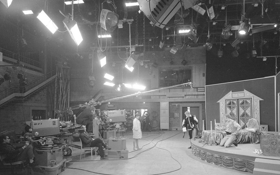 Warszawa 1969r. Widok studia podczas próby spektaklu teatru telewizji. W ciemnym kostiumie stoi Dani