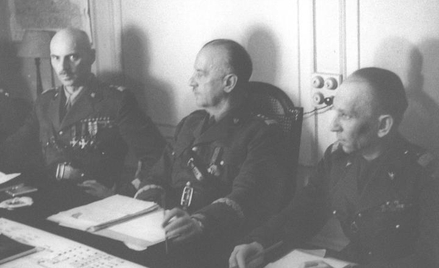 Reprodukcja zdjęcia ze zbiorów Muzeum Narodowego. Gen. Sikorski w środku