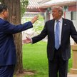 Prezydent Stanów Zjednoczonych Donald Trump i przewodniczący ChRL Xi Jinping wśród wiekowych drzew w