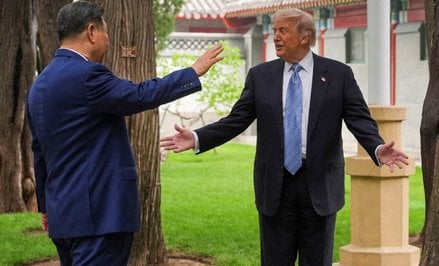 Prezydent Stanów Zjednoczonych Donald Trump i przewodniczący ChRL Xi Jinping wśród wiekowych drzew w