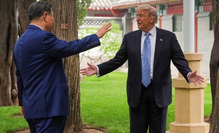 Prezydent Stanów Zjednoczonych Donald Trump i przewodniczący ChRL Xi Jinping wśród wiekowych drzew w