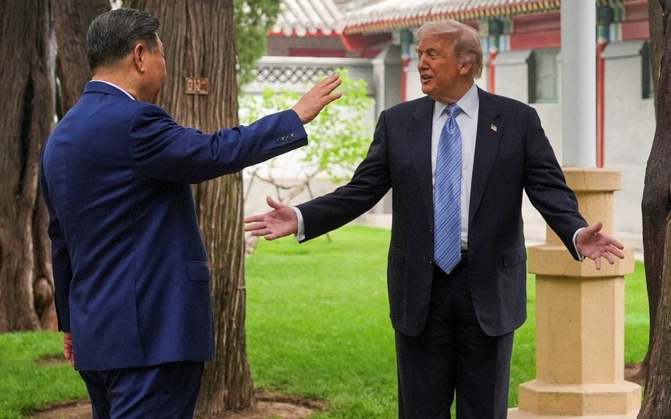 Prezydent Stanów Zjednoczonych Donald Trump i przewodniczący ChRL Xi Jinping wśród wiekowych drzew w