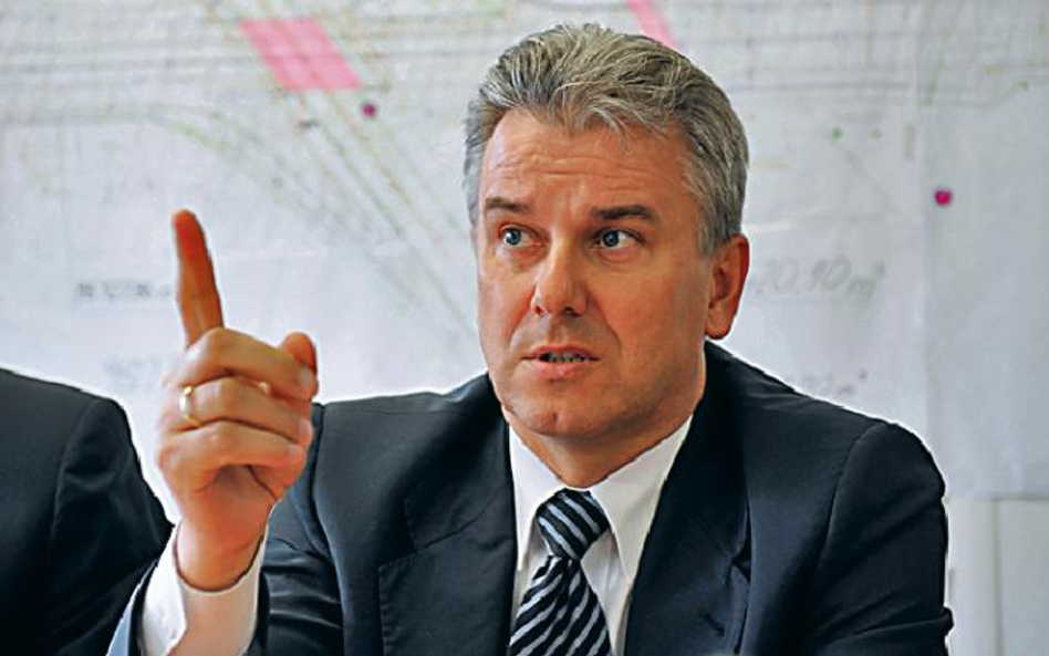 Aby zapobiec alkoholowym ekscesom w samolotach, minister Cezary Grabarczyk chce zwiększyć uprawnieni