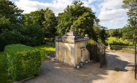 Miniaturowy domek za niewiarygodną cenę. Znajdzie się chętny?