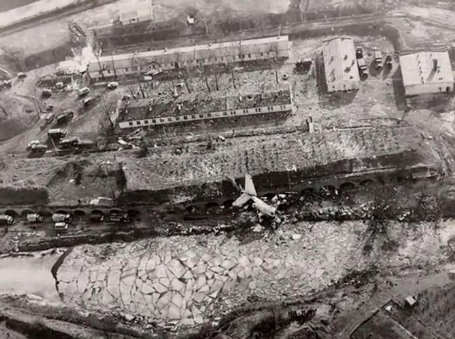 Ujęcie z powietrza miejsca katastrofy samolotu Ił 62 „Kopernik” na terenie Fortu Okęcie