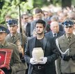 Urnę z prochami Zbigniewa Zapasiewicza niesie Grzegorz Daukszewicz, tegoroczny absolwent warszawskie