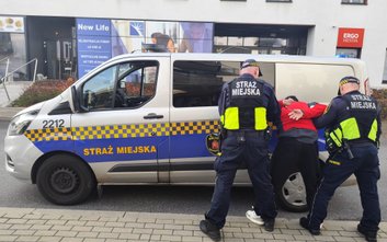 Funkcjonariusze obezwładnili agresora