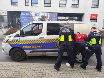 Funkcjonariusze obezwładnili agresora