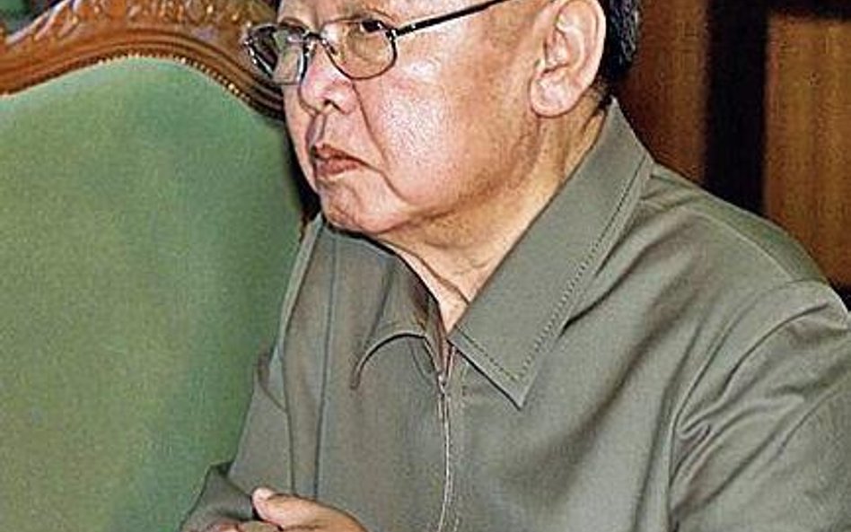 Na kilka tygodni przed swymi 67. urodzinami Kim Dzong Il wrócił do życia publicznego (zdjęcie z 23 s