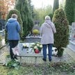 Dla większości Polaków wydatki na Wszystkich Świętych i Zaduszki będą w tym roku umiarkowane - oceni