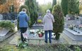 Dla większości Polaków wydatki na Wszystkich Świętych i Zaduszki będą w tym roku umiarkowane - oceni