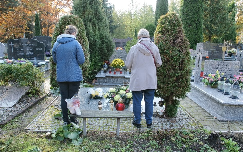 Dla większości Polaków wydatki na Wszystkich Świętych i Zaduszki będą w tym roku umiarkowane - oceni