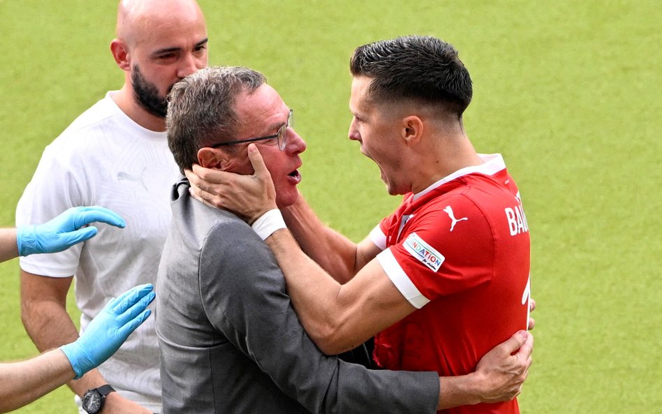 Trener Austriaków Ralf Rangnick i strzelec drugiej bramki dla rywali Polaków, Christoph Baumgartner.