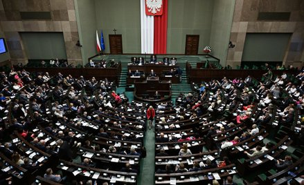 Posłowie na sali plenarnej Sejmu w Warszawie w ostatnim dniu posiedzenia