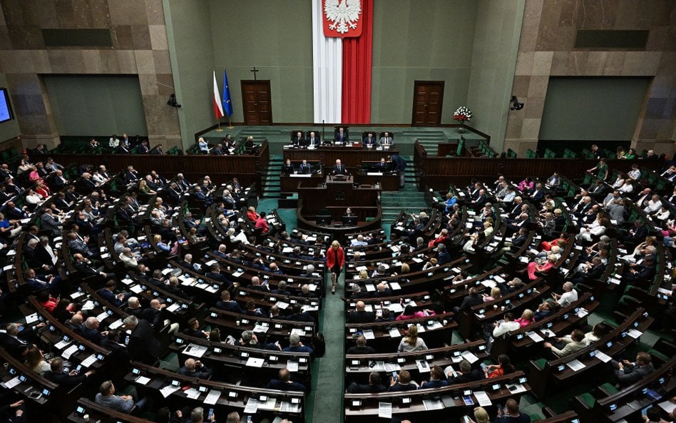 Posłowie na sali plenarnej Sejmu w Warszawie w ostatnim dniu posiedzenia